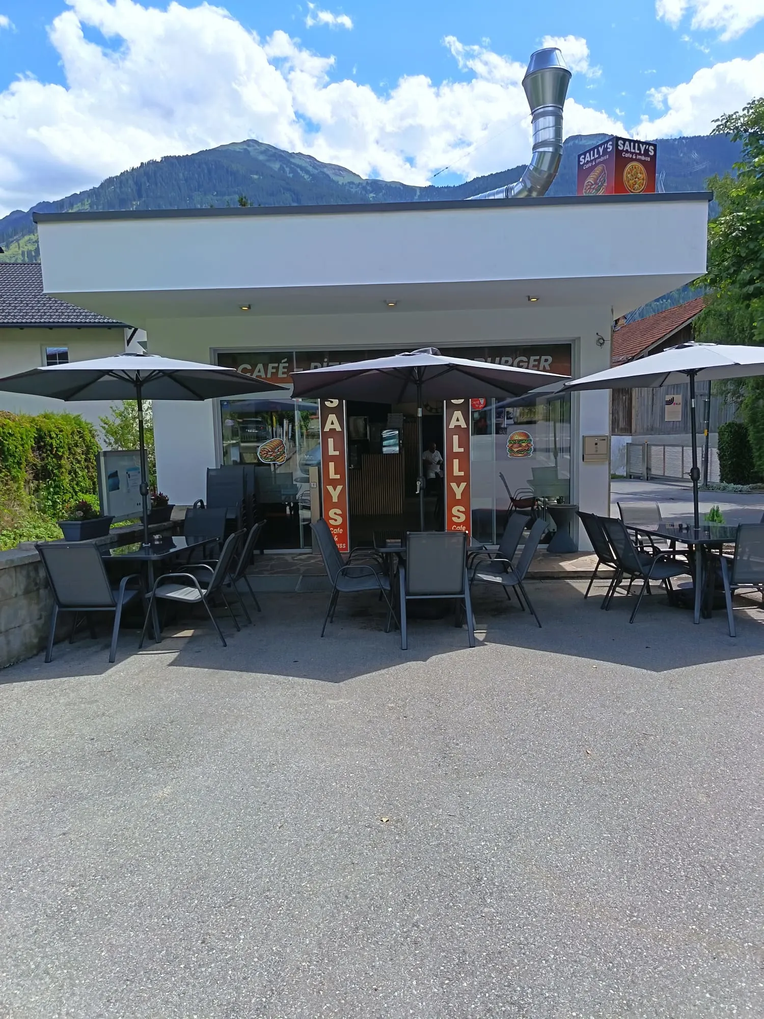 Sally's Cafe & Imbiss Außenansicht